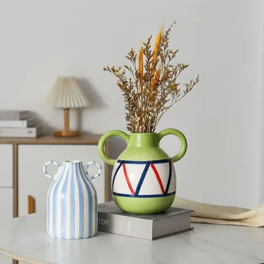 Minimalistische gestreifte Keramikvase mit zwei Griffen